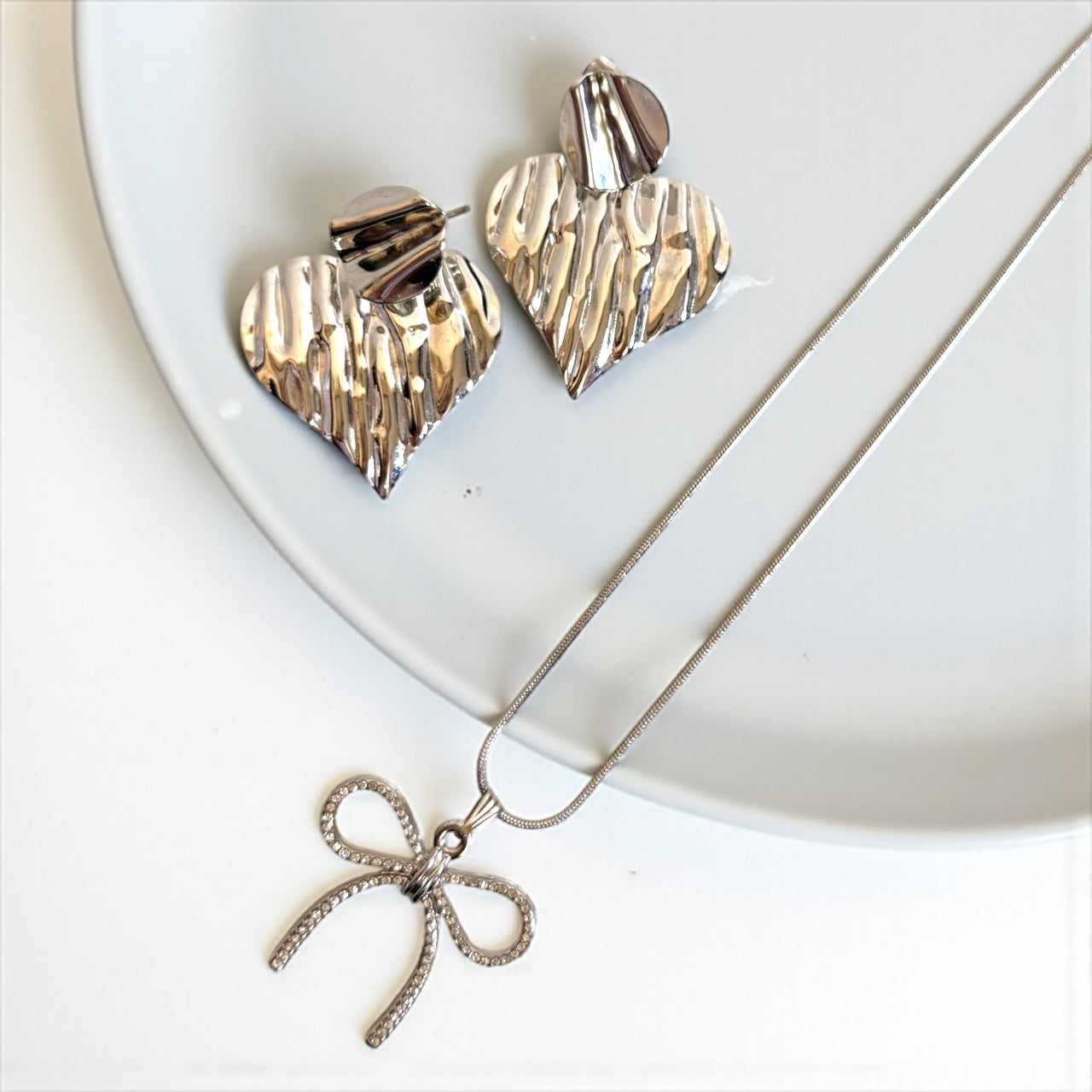 Sparkling Bow with Striped Heart